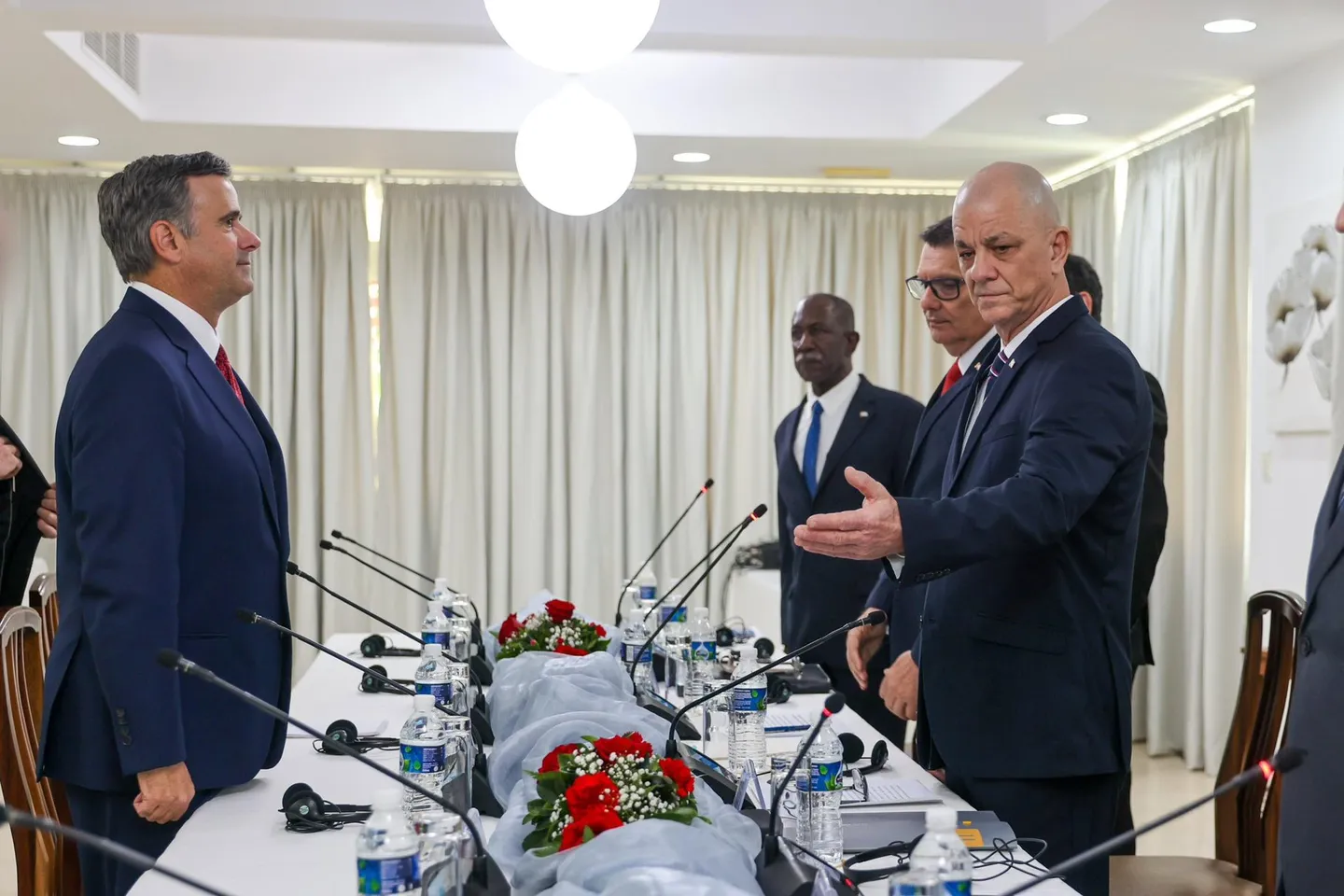 El director de la CIA se reúne con funcionarios en Cuba, mientras La Habana evalúa ayuda humanitaria
