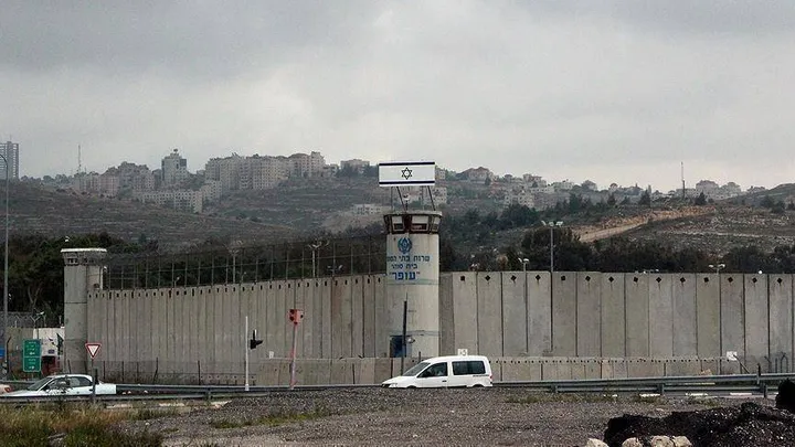 وسط إهمال طبي.. هيئة شؤون الأسرى الفلسطينية تحذّر من تفشّي الجرب في سجن عوفر