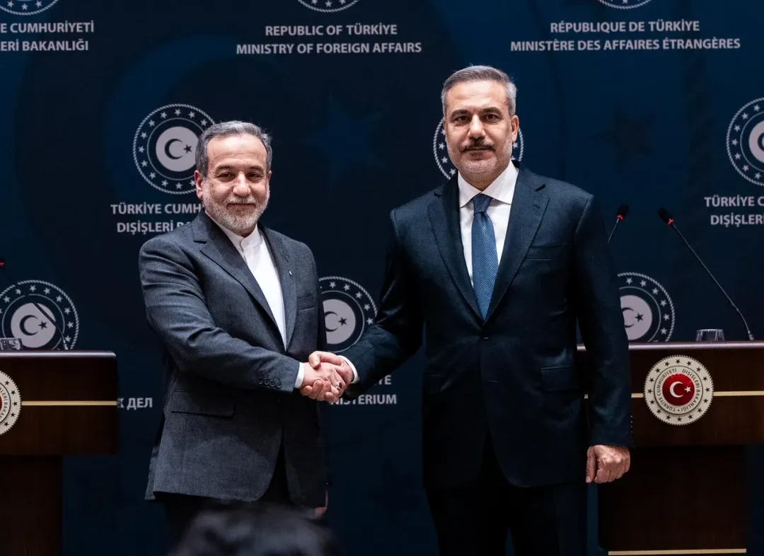 Los ministros Fidan y Araghchi abordan el estancamiento de los diálogos entre EE.UU. e Irán