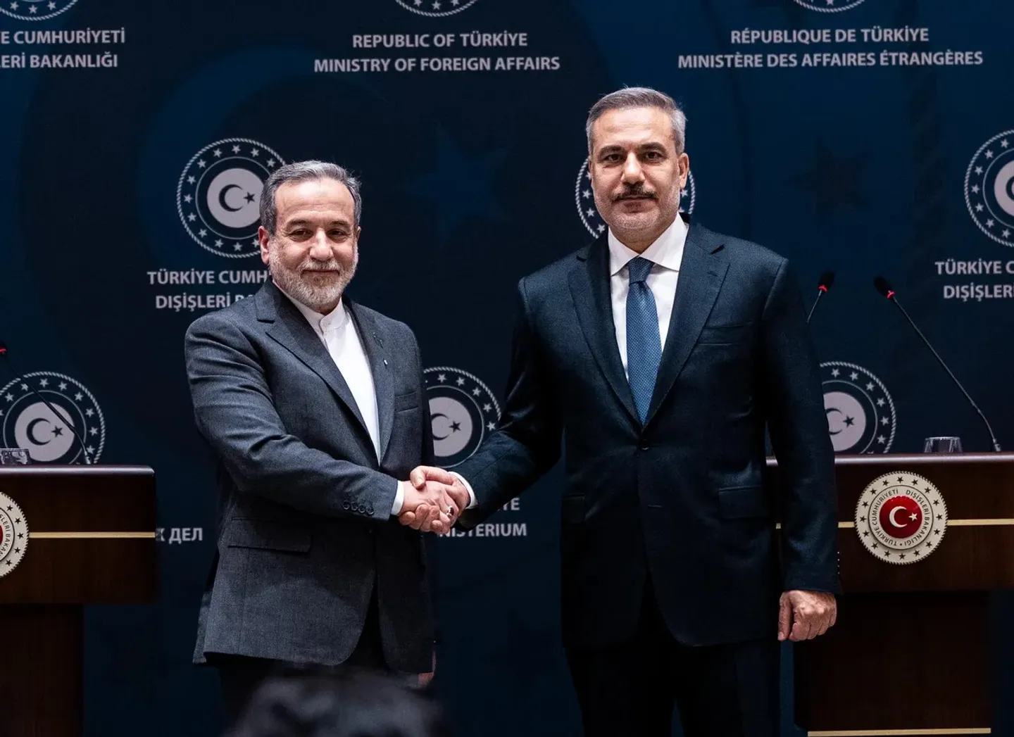 Los ministros Fidan y Araghchi abordan el estancamiento de los diálogos entre EE.UU. e Irán