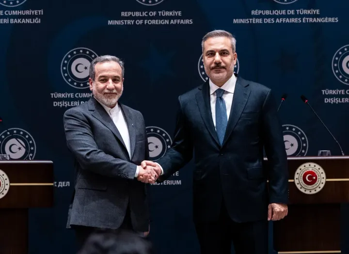 Los ministros Fidan y Araghchi abordan el estancamiento de los diálogos entre EE.UU. e Irán
