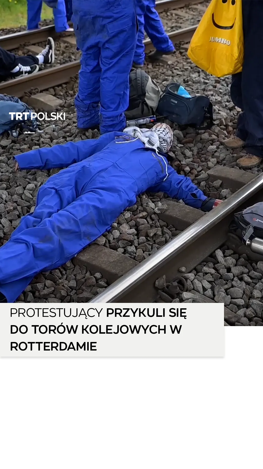 Protestujący przykuli się do torów kolejowych w Rotterdamie