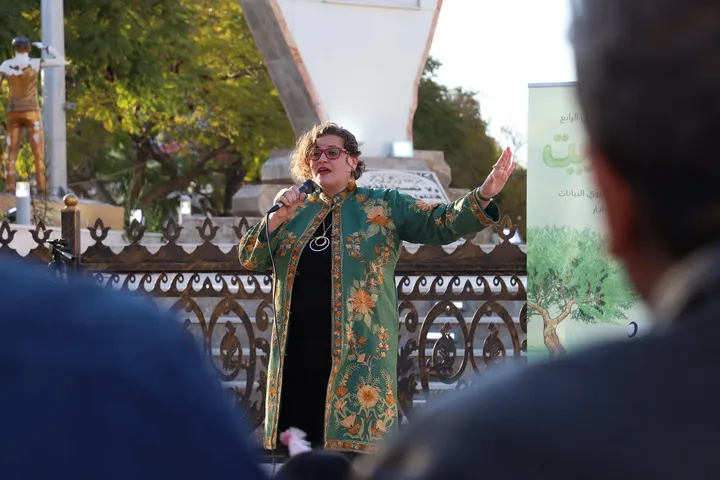 A sus 78 años, esta artista palestina mantiene vivas las historias no contadas de la Nakba