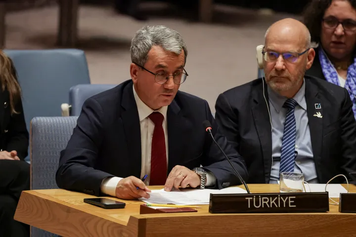 L'envoyé de la Türkiye auprès de l’ONU exhorte à une application du droit international humanitaire