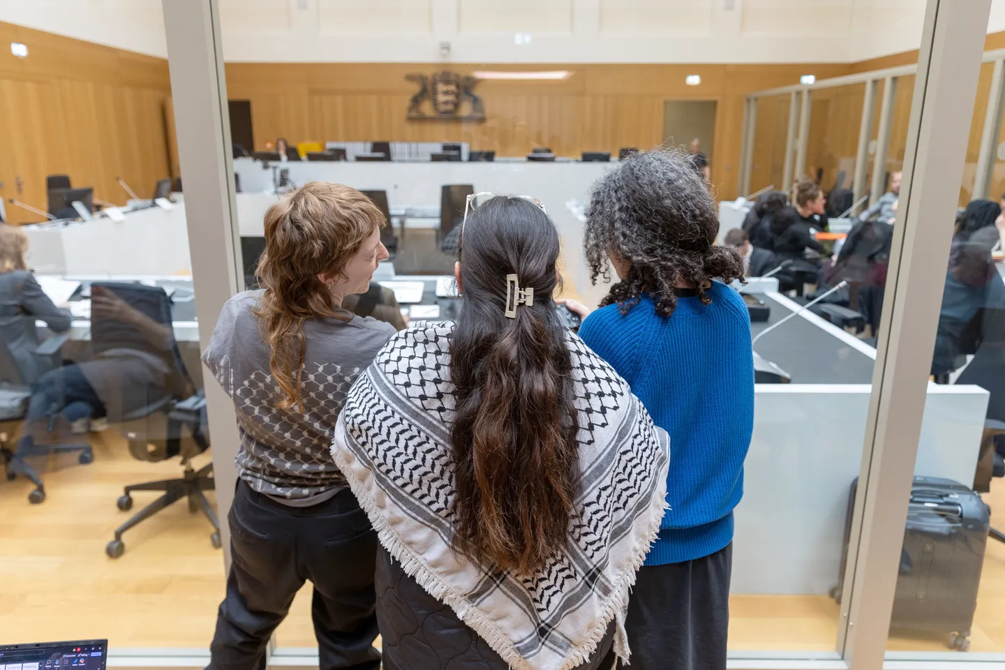 „Ulm 5“-Prozess: Angeklagte in Saal getragen