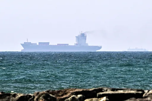 UEA mengatakan serangan rudal Iran hantam kapal tanker, sementara Teheran bantah rute pelayaran