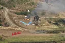 Dronët turk kamikazë të STM-së realizojnë sulmin e parë në botë me tufë dronësh të armatosur