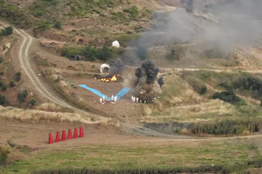 Dronët turk kamikazë të STM-së realizojnë sulmin e parë në botë me tufë dronësh të armatosur