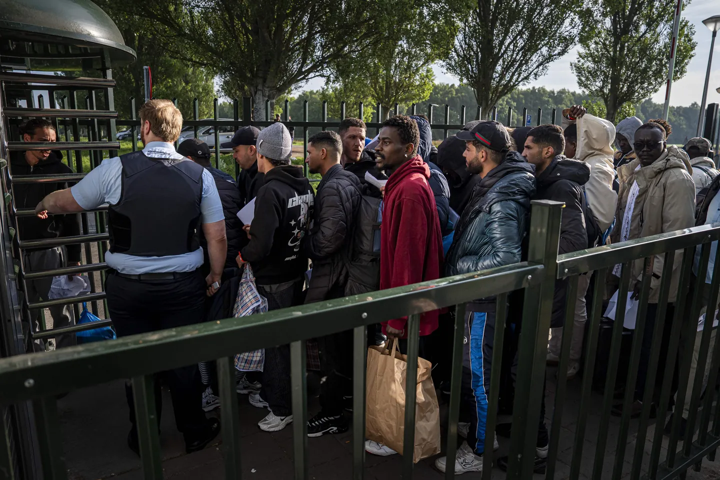 Verspreiden van asielzoekers binnen gemeenten leidt tot discussie over gezag en naleving van wet