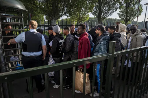 Verspreiden van asielzoekers binnen gemeenten leidt tot discussie over gezag en naleving van wet