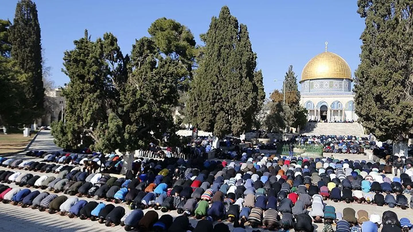 Rreth 70.000 palestinezë falën namazin e xhumasë në Al-Aksa pavarësisht kufizimeve izraelite
