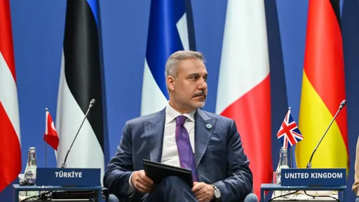 Fidan mantiene reuniones de alto nivel durante encuentro de ministros de Exteriores de la OTAN