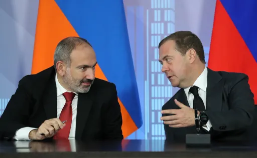 Медведев посоветовал Пашиняну закупать дорогой американский СПГ