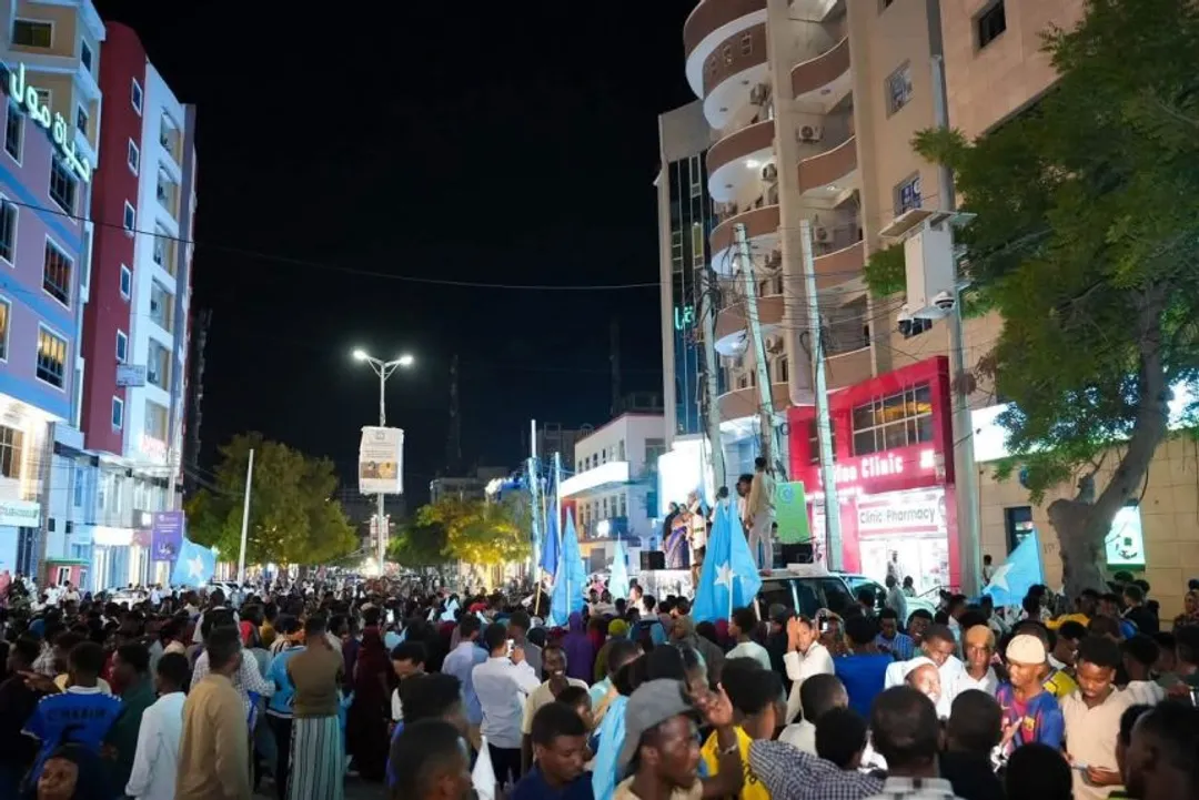 Boqolaal dhalinyaro ah oo Muqdisho ku qabtay bannaanbax nabadeed oo lagu asteeyey “Codka Caasimadda”