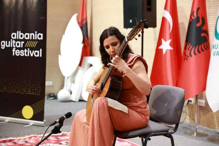 Kitaristja e njohur turke, Aysegul Koca, performon në Tiranë