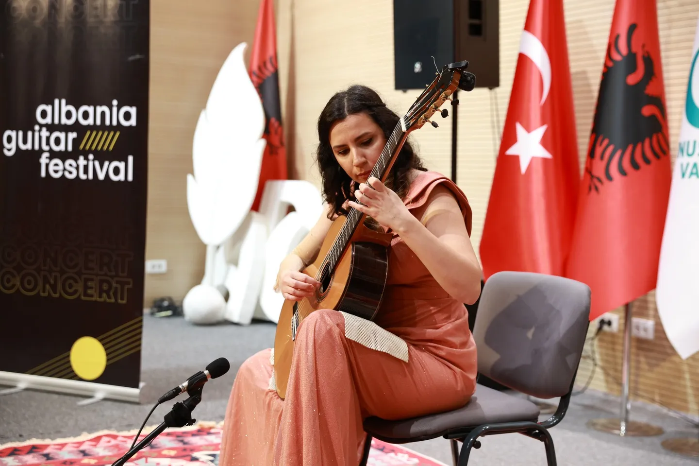 Kitaristja e njohur turke, Aysegul Koca, performon në Tiranë