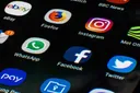 Interdiction des réseaux sociaux aux moins de 15 ans: Macron milite au niveau européen