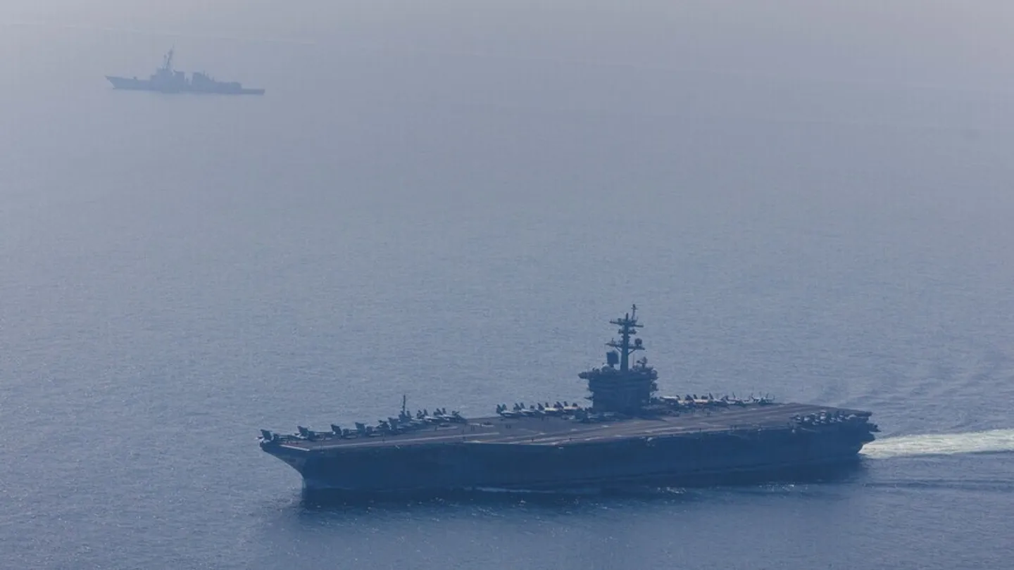 WSJ: Marina Amerikane rifillon shoqërimin e anijeve përmes Ngushticës së Hormuzit
