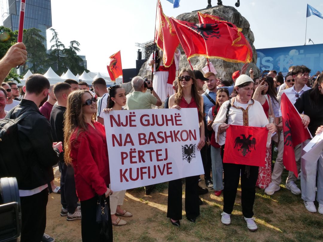 Shqipëri  protestë në mbështetje të studentëve shqiptarë në Maqedoninë e Veriut