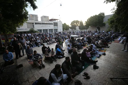فلسطينيون يؤدون صلاة عيد الأضحى في الحرم الإبراهيمي وسط قيود إسرائيلية مشددة