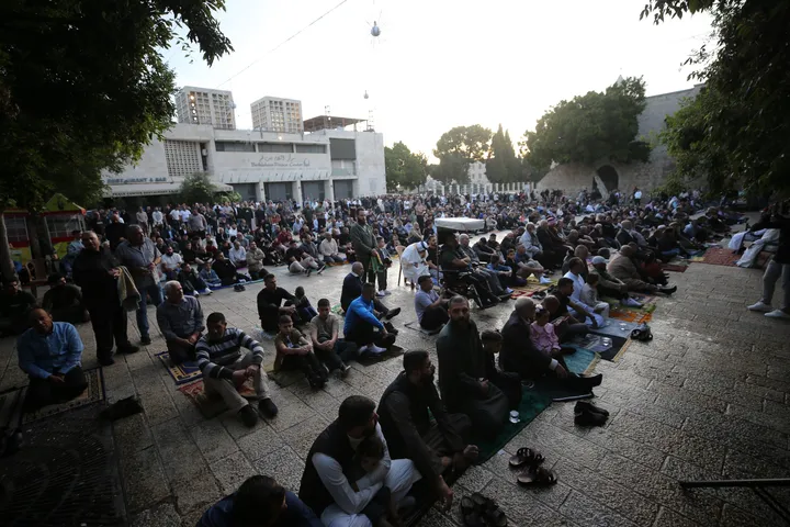 فلسطينيون يؤدون صلاة عيد الأضحى في الحرم الإبراهيمي وسط قيود إسرائيلية مشددة