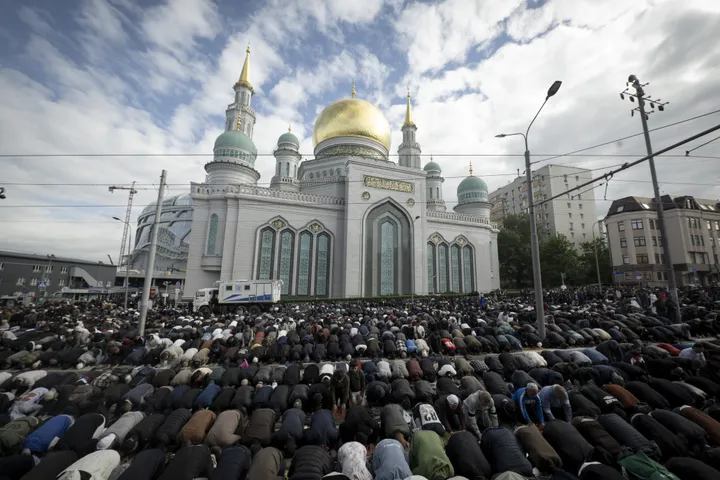 В городах России мечети заполнились тысячами верующих в день Курбан-байрама