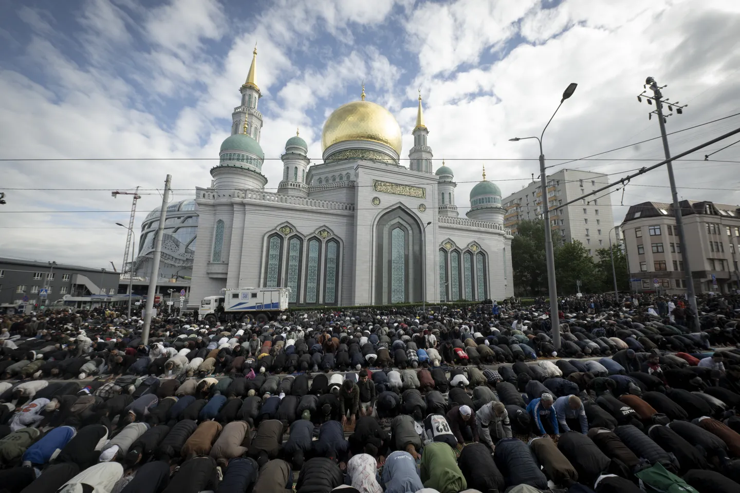 В городах России мечети заполнились тысячами верующих в день Курбан-байрама