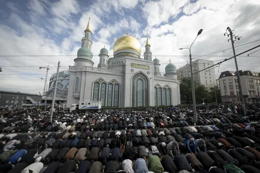 В городах России мечети заполнились тысячами верующих в день Курбан-байрама