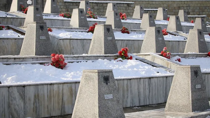 Gjykimi për Masakrën e Reçakut nis në muajin korrik, 21 persona akuzohen për krime lufte