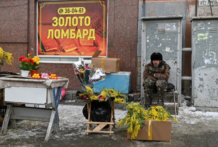«Последнее золото». Россияне все чаще несут украшения в ломбарды на фоне кредитного кризиса