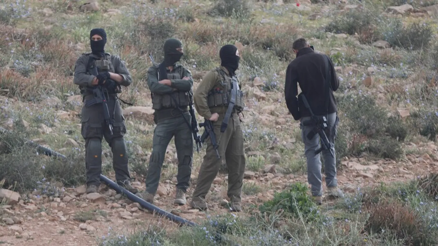 Pushtuesit izraelitë sulmojnë shtëpitë dhe tokat palestineze në Bregun Perëndimor të pushtuar
