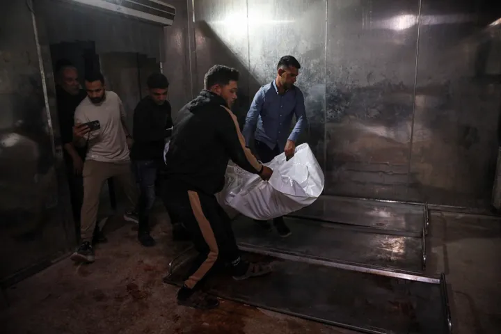 غزة.. استشهاد فلسطيني في دير البلح وارتفاع حصيلة الإبادة إلى 72 ألفاً و938