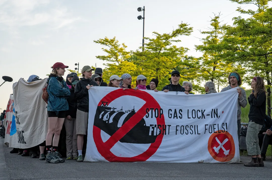 Tausende protestieren gegen Gaskraftwerke und bilden Windrad