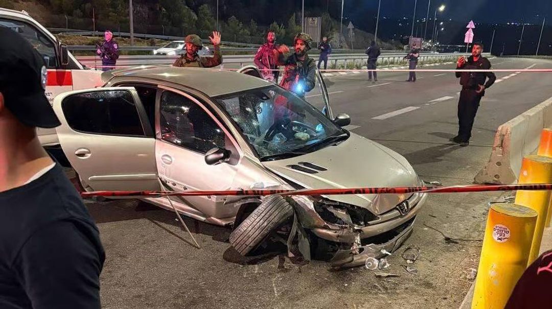إصابة 4 إسرائيليين في عملية دهس جنوبي الضفة واستشهاد المنفذ.. وحماس: شعبنا لا ترعبه جرائم الاحتلال
