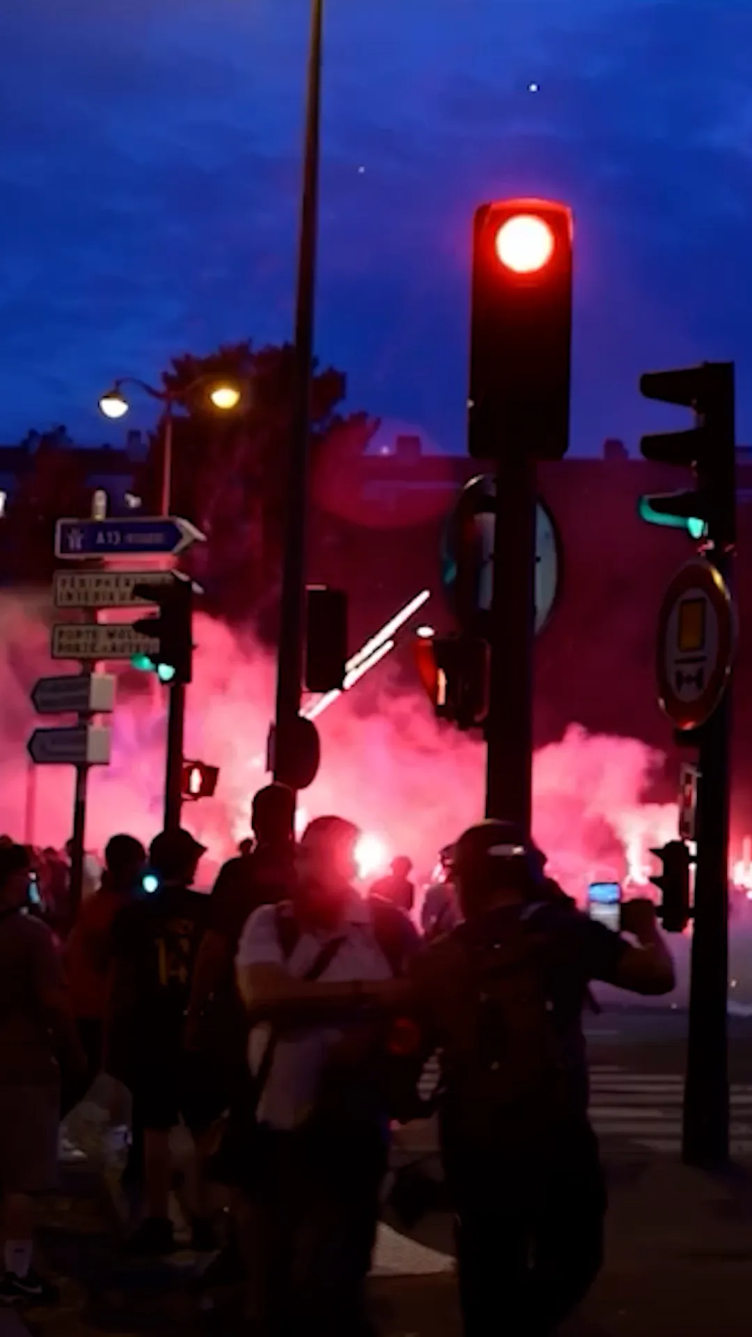 Momen pendukung PSG ricuh, kekerasan dan bentrokan polisi di Paris