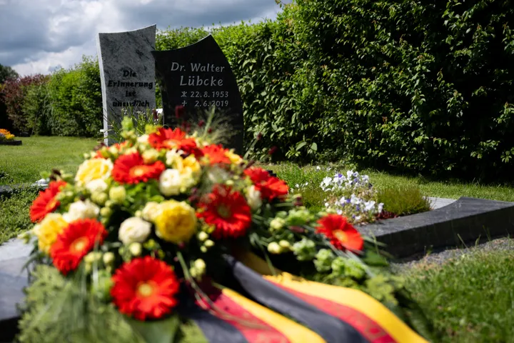 Bundeskanzler Merz besucht Grab von Walter Lübcke