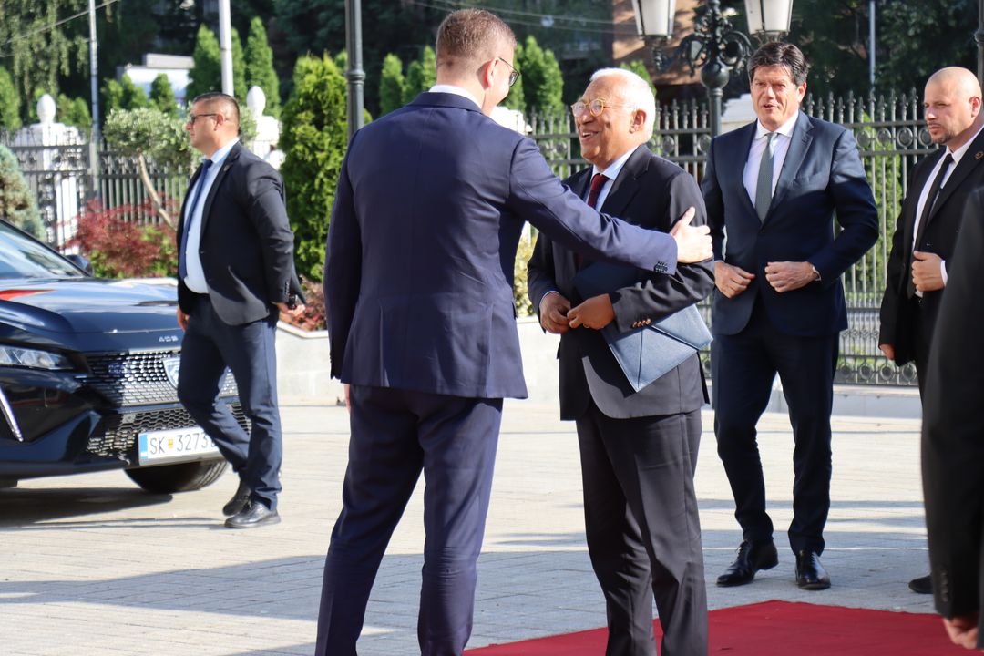 Kreu i Këshillit Evropian Costa fillon vizitën në Shkup  pritet nga kryeministri Mickoski