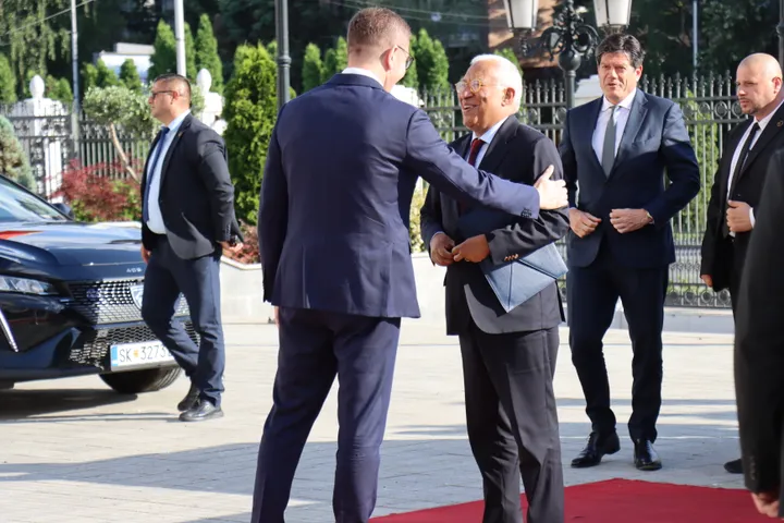 Kreu i Këshillit Evropian Costa fillon vizitën në Shkup, pritet nga kryeministri Mickoski