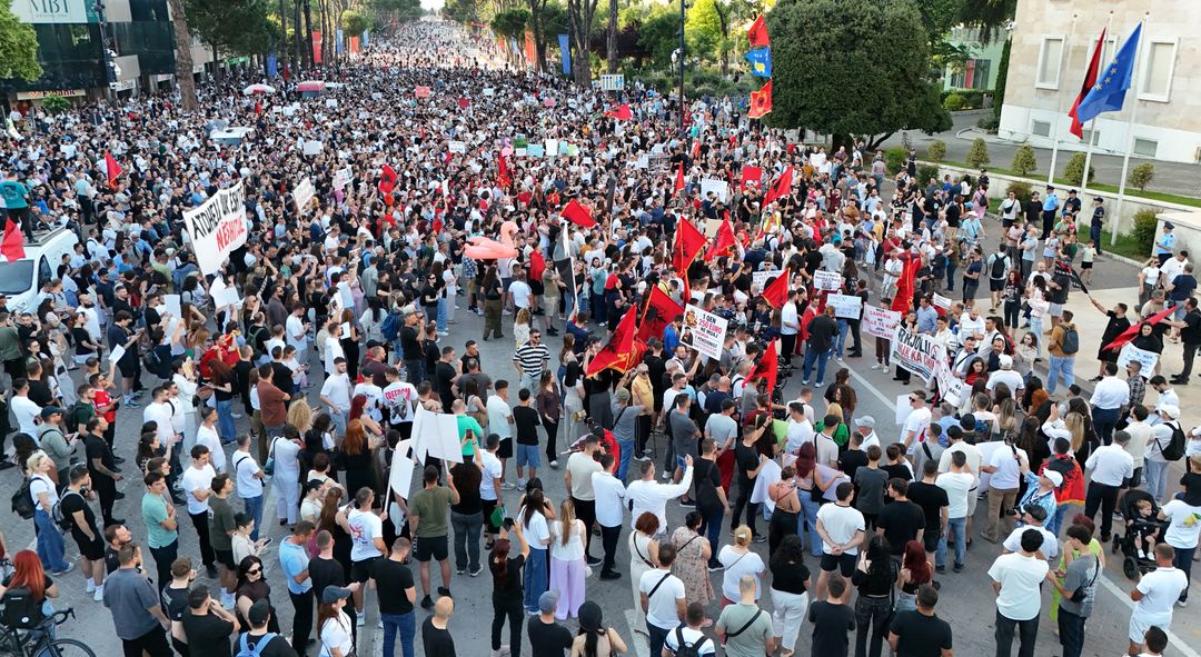 Në Tiranë mbahet sërish protesta me moton  Shqipëria nuk është në shitje 