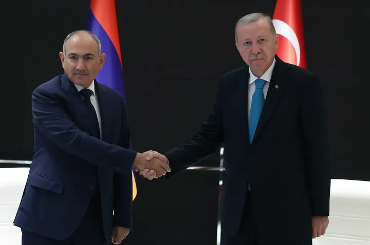 Presidenti turk Erdoğan dhe kryeministri armen diskutojnë procesin e normalizimit