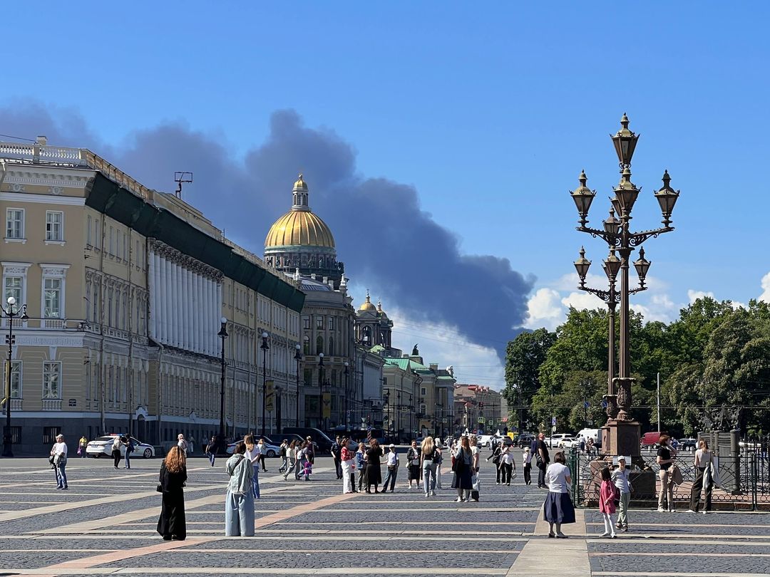 Rusi  shpërthen zjarr pas një sulmi me dron në terminalin e naftës në Shën Petersburg