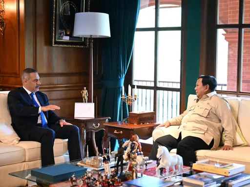 Ministri i Jashtëm turk takohet me presidentin indonezian në Xhakarta