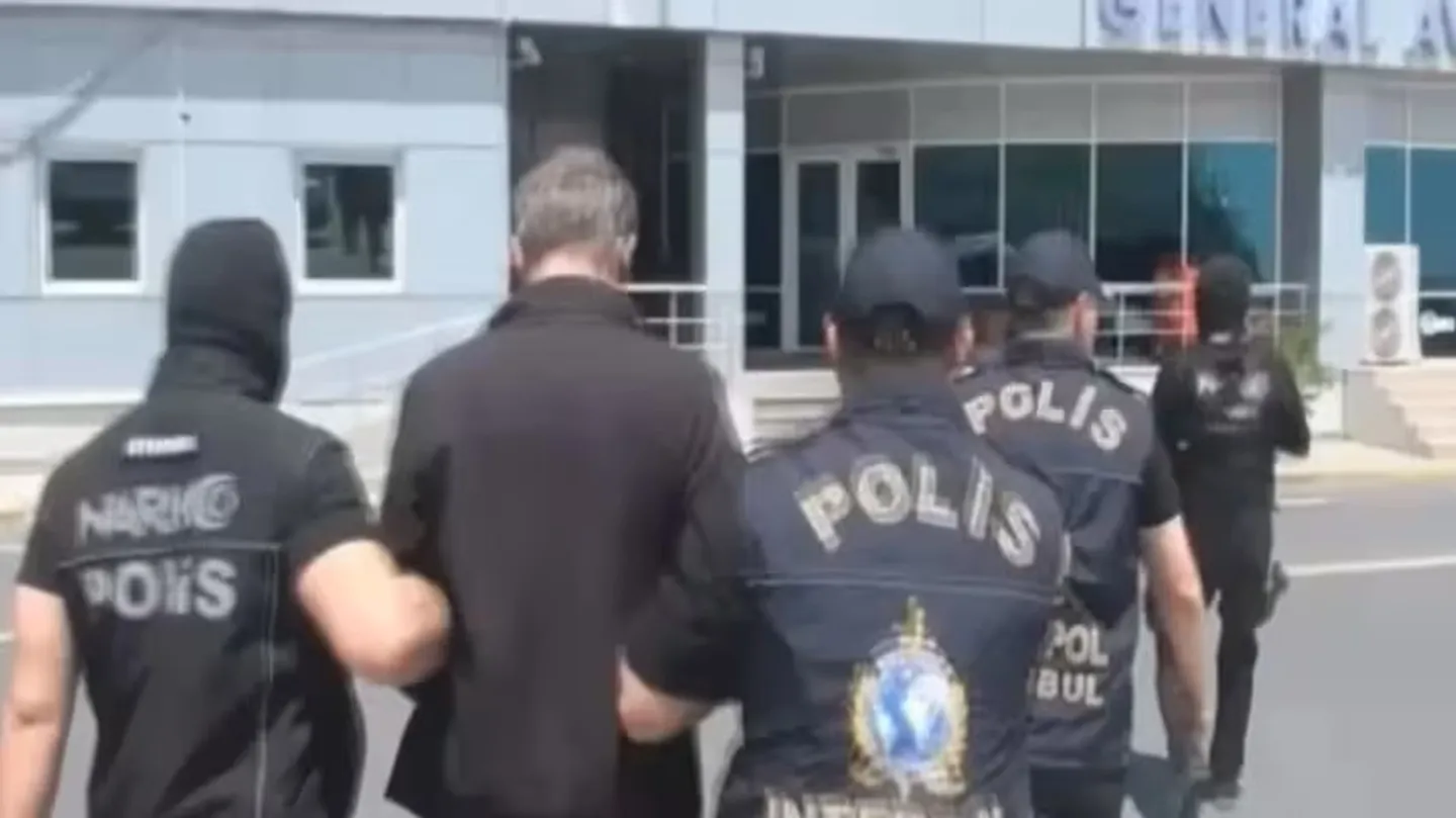 Verdachte aangehouden in Istanbul op basis van een Red Notice is uitgeleverd aan Nederland