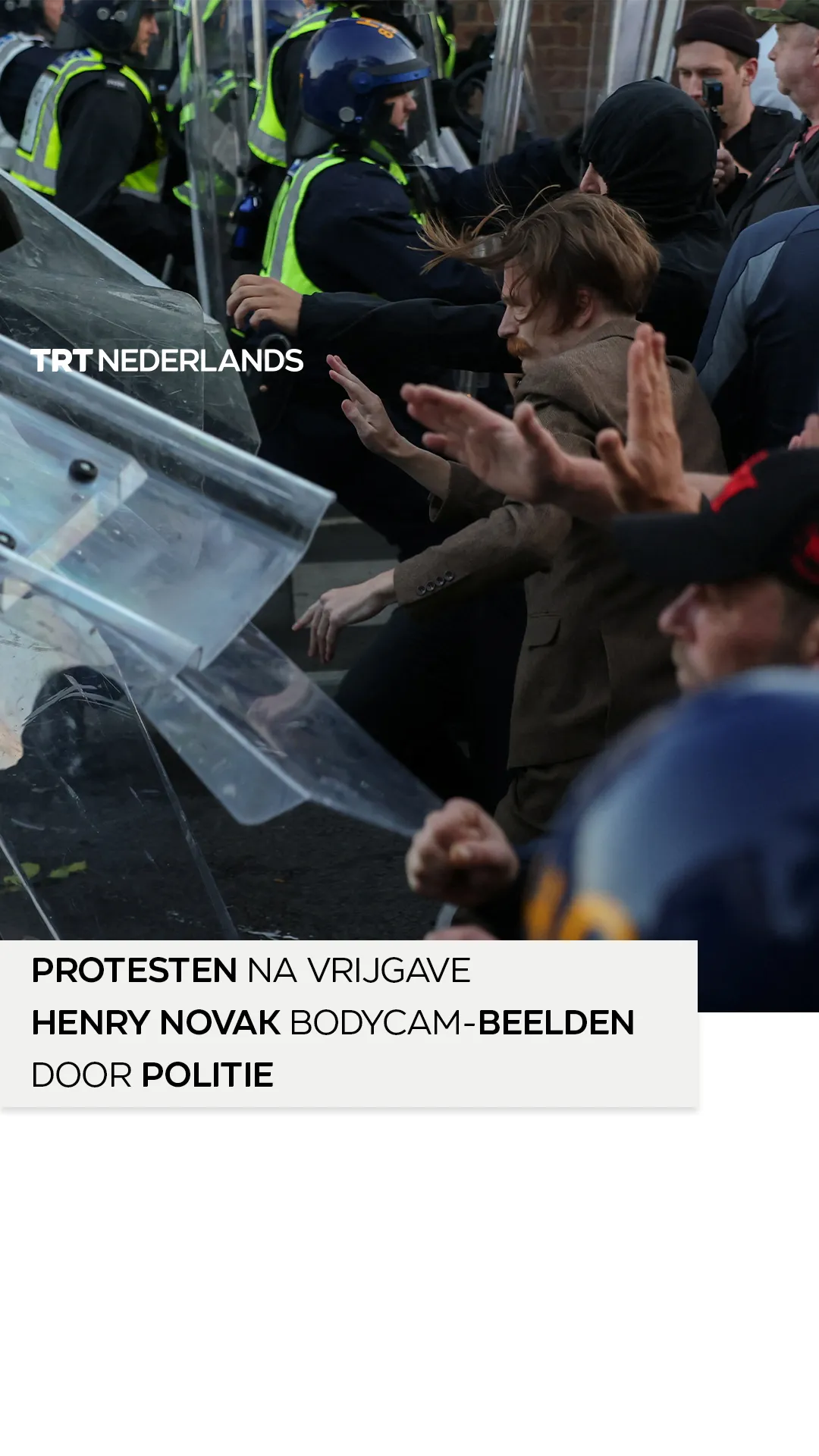 Britse politie werd geconfronteerd door Henry Novak demonstranten na virale beelden