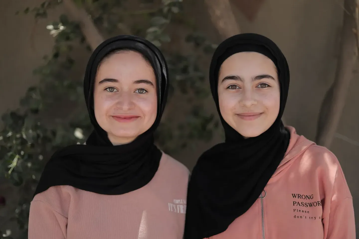 En plena ofensiva israelí, dos hermanas palestinas convierten los escombros de Gaza en esperanza