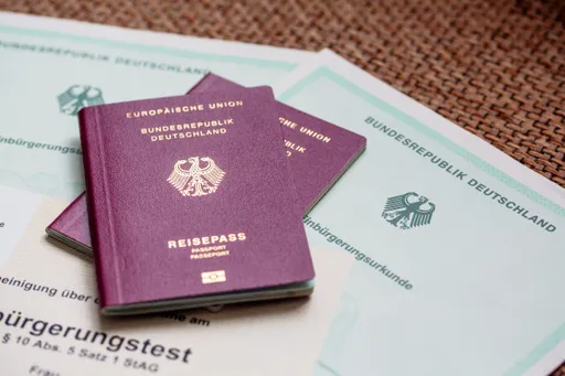 Einbürgerungsrekord: 332.500 Ausländer bekommen 2025 deutschen Pass