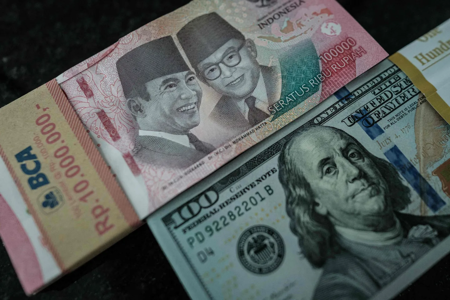 Rupiah menguat, sentimen fiskal dan kebijakan BI jadi penopang