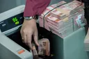 Rupiah tertekan dolar AS dan imbal hasil obligasi, jatuh hampir 1 persen sepekan
