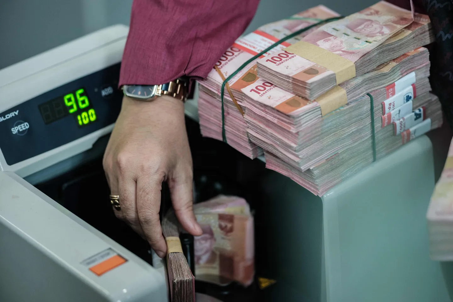 Rupiah tertekan dolar AS dan imbal hasil obligasi, jatuh hampir 1 persen sepekan