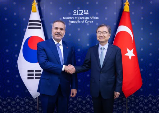 Ministri i Jashtëm turk takohet me homologun e tij të Koresë së Jugut